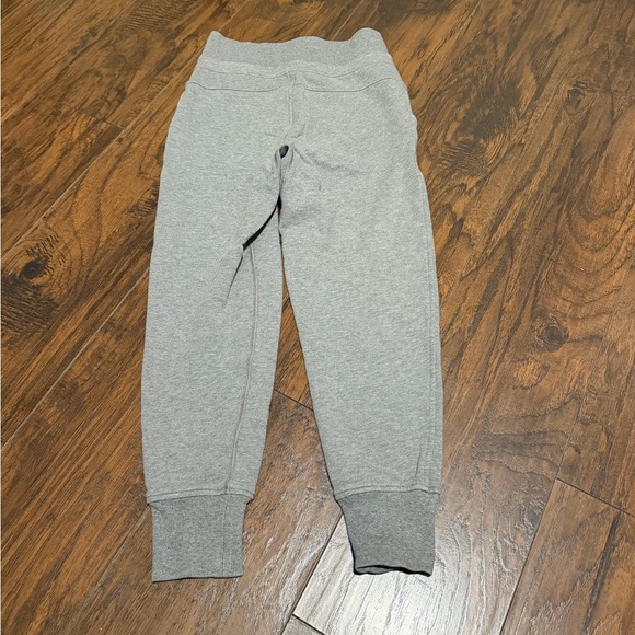 Lululemon women’s grey press pause 25.5” joggers size 2 - Picture 2 of 5